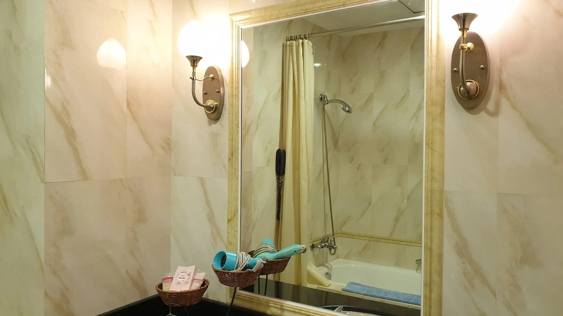 Huong Sen Hotel Ho Chi Minh-stad